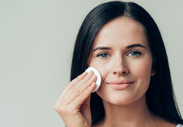 Wattepad Frau Gesicht Make-up gesunde Haut natürliche Make-up entfernen. Studioaufnahme.