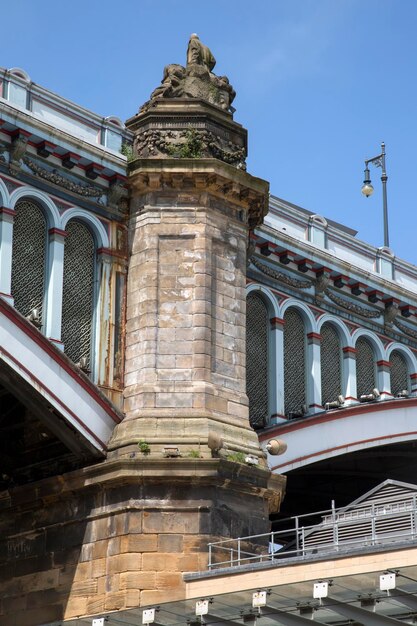 Waverley Bridge em Edimburgo, Escócia, Reino Unido