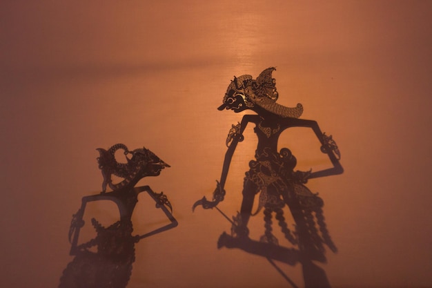 Wayang kulit un arte escénico tradicional de la sombra de marionetas jugando Yogyakarta Indonesia