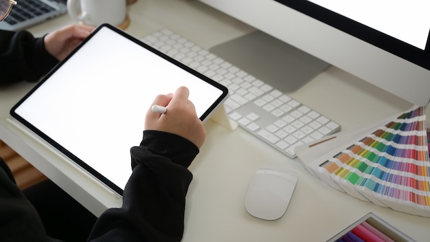 Web designer trabalhando com tablet e computador no espaço de trabalho de estúdio