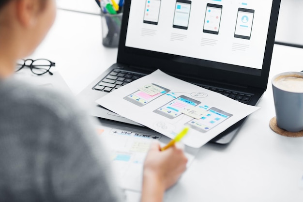 web designer trabalhando em interface de usuário no escritório