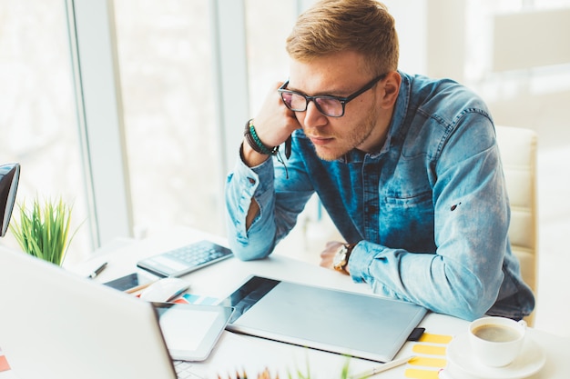 Web designer trabalhando em sua mesa