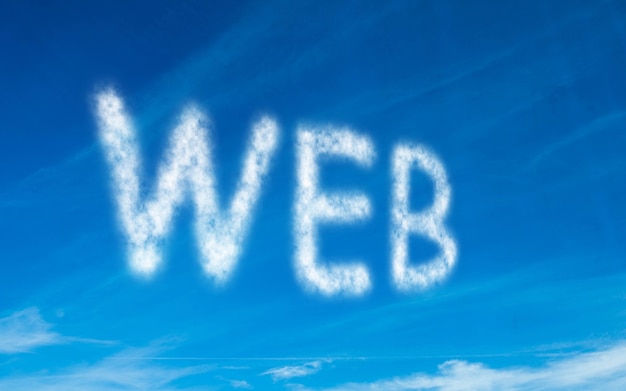 Web escrita en blanco en el cielo