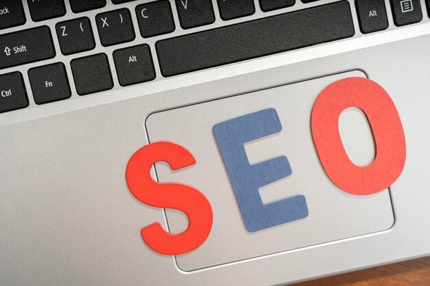 Webanalyse- und Marketingkonzept Suchmaschinenoptimierung SEO-Browsing-Konzept Laptop mit Maut und Hinweisen zu SEO