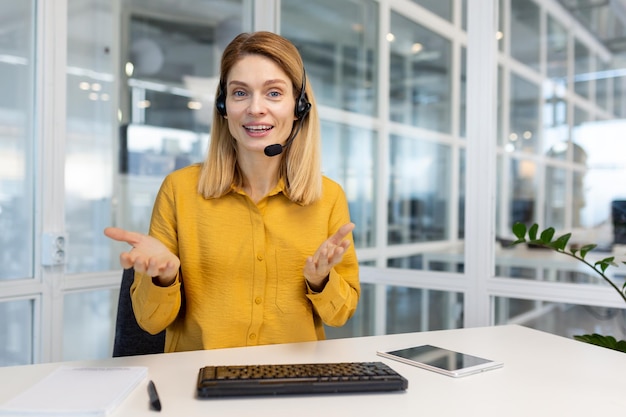 Webcam-Ansicht einer glücklichen Geschäftsfrau, die lächelt und sich einen Videoanruf mit entfernten Kollegen ansieht