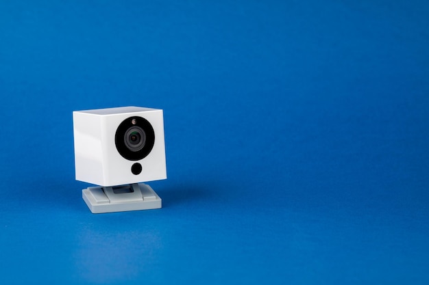 Webcam branca no conceito de tecnologia de internet do objeto de fundo azul