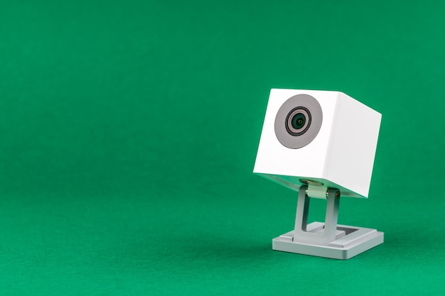 Webcam branca no conceito de tecnologia de Internet do objeto greenbackground