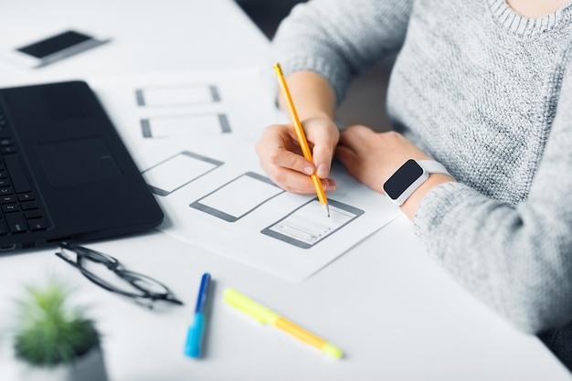 Foto webdesigner, der im büro an der benutzeroberfläche arbeitet