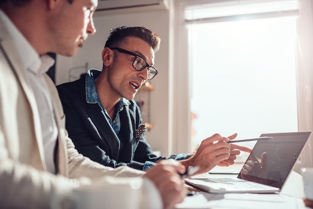 Webdesigner im Büro diskutieren über neues Projekt