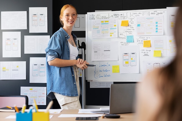 Foto webdesignerin mit papieren und notizen im büro