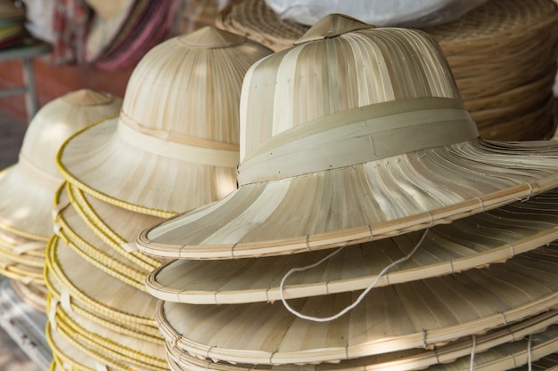 Weberei Hut. Altmodischer thailändischer Art-Hut auf Stapel im Verkauf