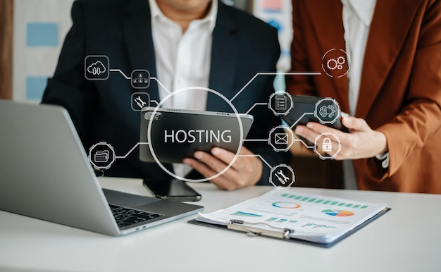 Webhosting-Konzeptgeschäft mit Computer und drückt seinen Finger auf die virtuelle Bildschirmaufschrift Hosting on Desk Internet Business Technology