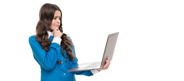 Webinar bei Online-Bildung Zurück zur Schule Moderne Kommunikation E-Mail prüfen Schulmädchenporträt mit horizontalem Laptop-Poster Banner-Header mit Kopierbereich
