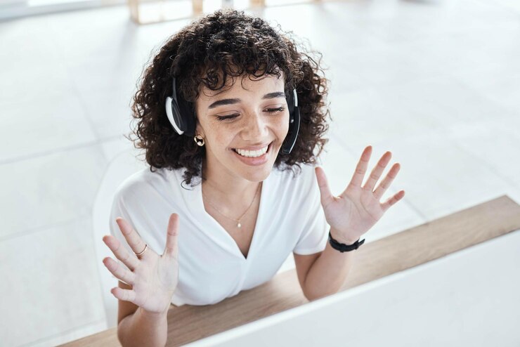 Foto webinar de computador de consultoria de atendimento ao cliente ou telemarketing de mulher feliz em contato conosco crm ou telecomunicações call center comunicação de comércio eletrônico on-line ou consultor de tecnologia da informação no microfone