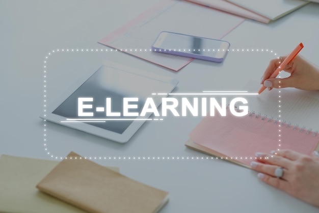 Webinar de elearning Treinamento on-line Educação remota Curso na Web Mulher irreconhecível assistindo vídeo aula tomando notas usando tablet smartphone em aula virtual no local de trabalho leve