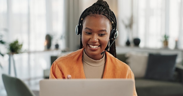 Webinar de mujer negra en la oficina de casa con portátil y video llamada trabajo remoto y crm en el apartamento Asistente virtual en el escritorio con auriculares de computadora y conversación para asesoramiento chat en línea y soporte
