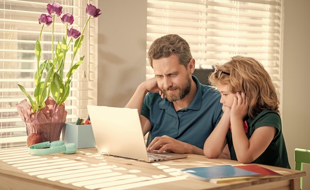 Webinar videoaula de educação on-line sobre homeschooling e e-learning em laptop