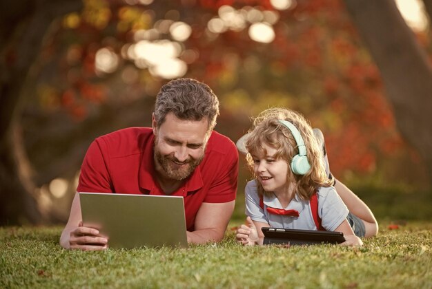 Webinar videoaula educação on-line no laptop pai e filho usam tecnologia de comunicação moderna