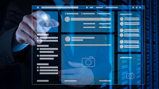 Webseitenbrowser der Social-Media-Seite VR-Schnittstelle auf dem Laptop-ComputerGeschäftsmann drückt eine Touchscreen-Taste auf dem Serverhintergrund
