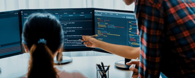 Website-Entwickler-Team brainstormt und teilt Ideen im Büro Burgeoning