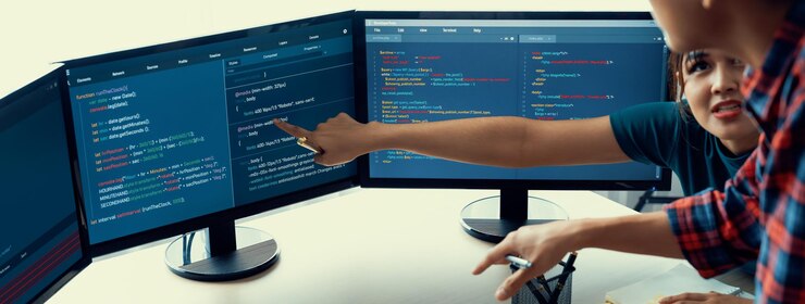 Foto website-entwickler-team brainstormt und teilt ideen im büro burgeoning