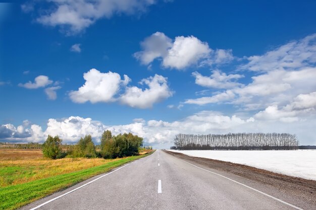 Foto wechselnde jahreszeit straße sommer und winter