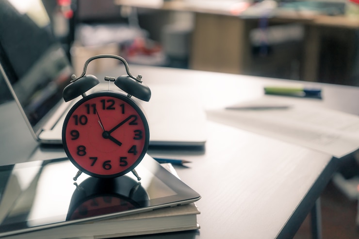 Foto wecker auf bürotisch ohne leute