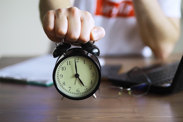 Wecker auf dem Tisch Zeitkonzept Zu spät zur Arbeit und Schule