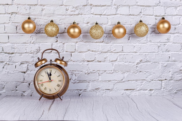 Wecker Weihnachtsbaumgeschenke Weihnachtsspielzeug auf dem Hintergrund einer Backsteinmauer