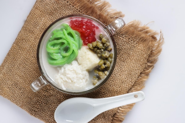 Wedang angsle é uma sobremesa quente javanesa feita de macarrão de arroz, pérolas de sagu em sopa de leite de coco e gengibre.