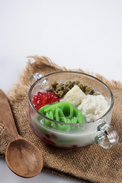 Wedang Angsle es un postre tibio javanés hecho de fideos de arroz, perlas de sagú en sopa de leche de coco y jengibre.