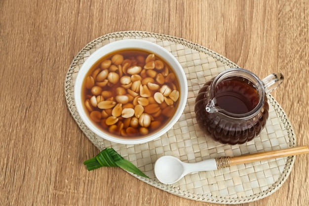 Wedang Kacang, una bebida de hierbas tradicional de Indonesia, hecha de cacahuetes, jengibre, azúcar de palma, pandan