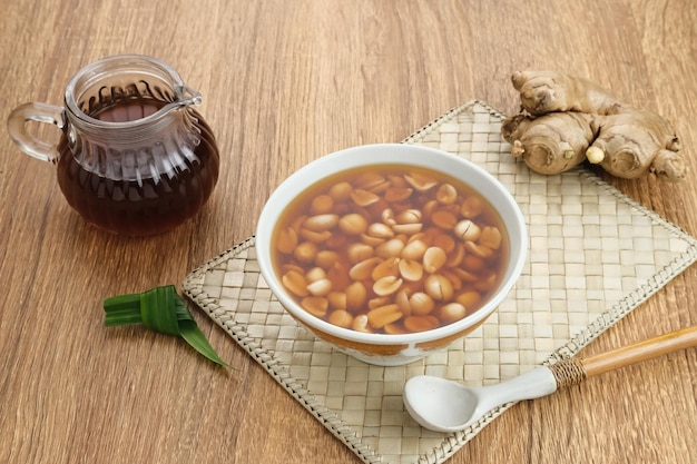 Wedang Kacang, ein traditionelles indonesisches Kräutergetränk, hergestellt aus Erdnüssen, Ingwer, Palmzucker, Pandan