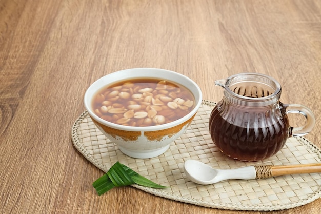 Wedang Kacang, uma bebida tradicional de ervas da Indonésia, feita de amendoim, gengibre, açúcar de palma, pandan