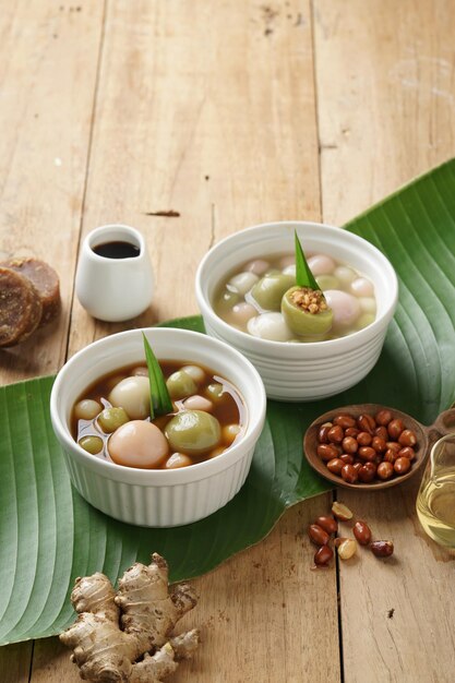 Foto wedang ronde bebida tradicional indonesia de jengibre caliente