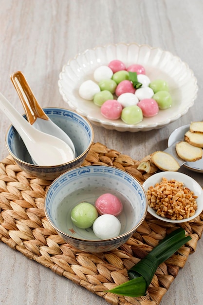 Wedang Ronde Jahe, indonesische süße Suppe aus klebrigen Reisbällchen mit Ingwer und Palmzuckersirup. Beeinflusst vom chinesischen Gericht Tangyuan in der chinesischen Kultur, essen Sie beim Dongzhi-Festival.