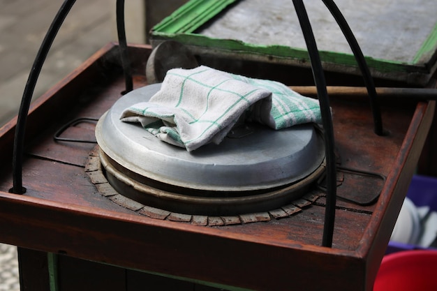 Wedang ronde Tangyuan uma bebida tradicional pelos chineses e geralmente vendida usando uma vara de transporte