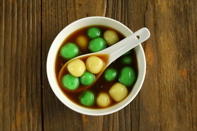 Wedang rondeTangyuan o bolitas dulces glutinosas servidas en un almíbar infundido con jengibre