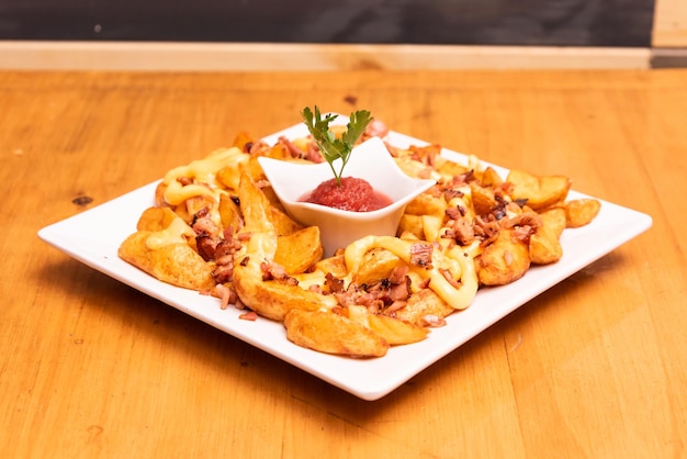 Wedges mit Ketchup auf einem weißen Teller