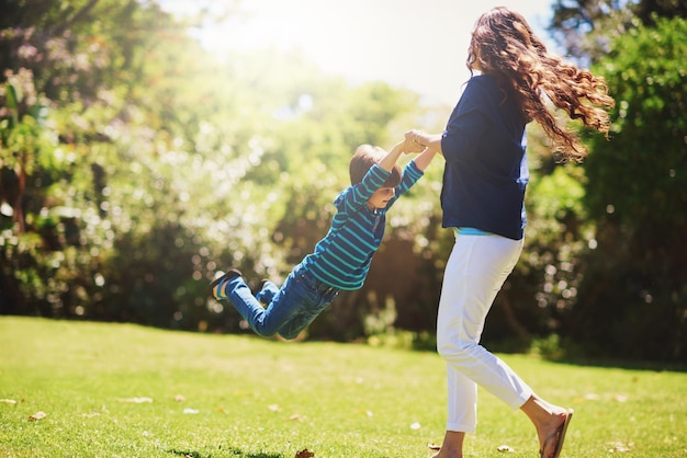 Weeeee Foto de una madre jugando con su hijo en el parque