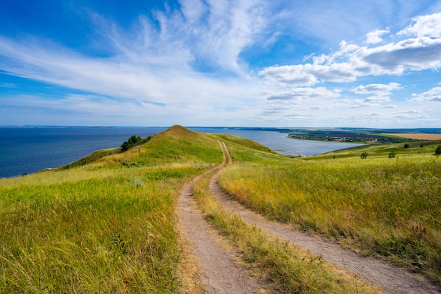 Weg auf dem Feld mit grünem Gras