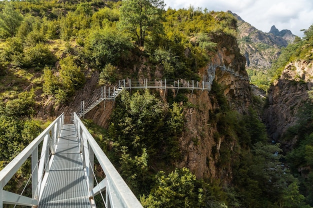 Weg der Metallsteg in den Bergen in der Stadt Panticosa in den Pyrenäen Huesca Spanien