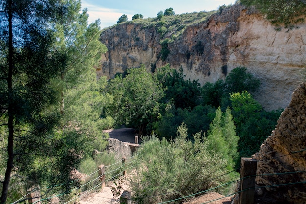 Weg der Treppe in der Mitte des Berges führt zur Meerenge von Arboleja Murcia Spanien