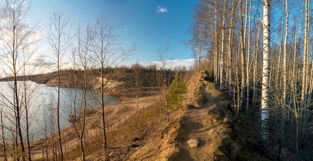 Weg entlang des Sees. Wsewolozhsk. Leningrader Region. Panorama.