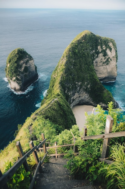 Weg hinunter zum Strand von Kelingking Nusa Penida Insel in Bali Indonesien