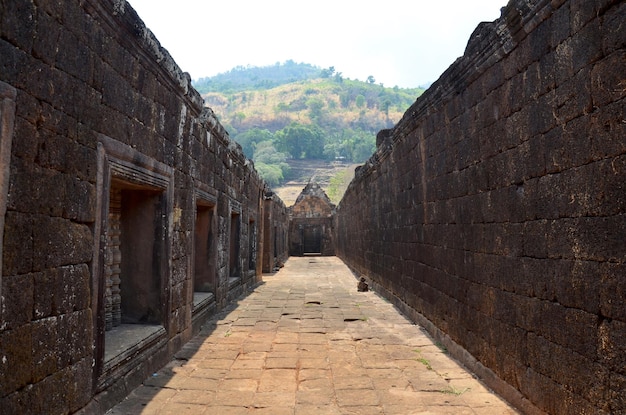Weg innerhalb der Burg Wat Phu oder Vat Phou ist ein zerstörter Khmer-Hindu-Tempel in Champasak Laos