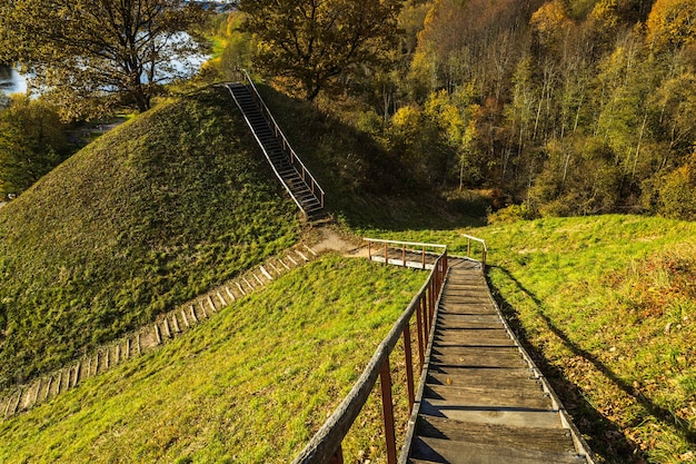 Weg mit Stufen führt im Herbst auf den Hügel.