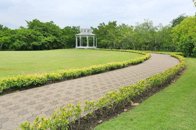 Weg zum Pavillon im Park