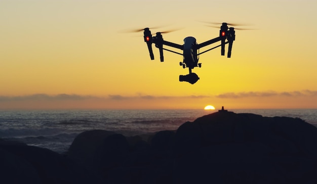 Wegfliegen in den Sonnenuntergang Aufnahme einer Drohne, die im Freien fliegt