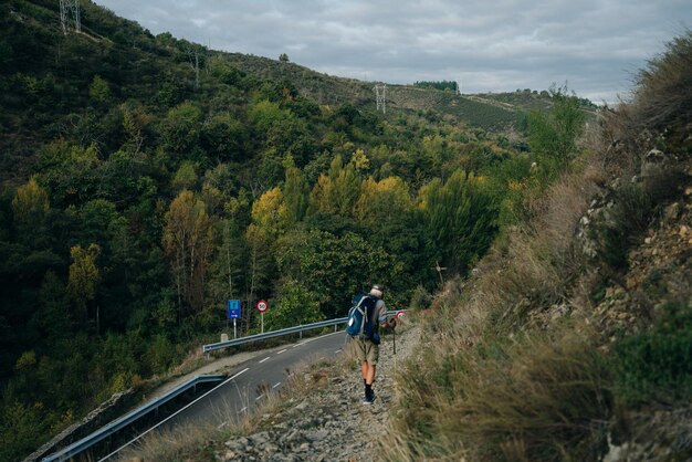 Wegmarkierung auf dem Pfad des Weges des Heiligen Jakobus Pilgerweges Camino de Santiago sep 2022